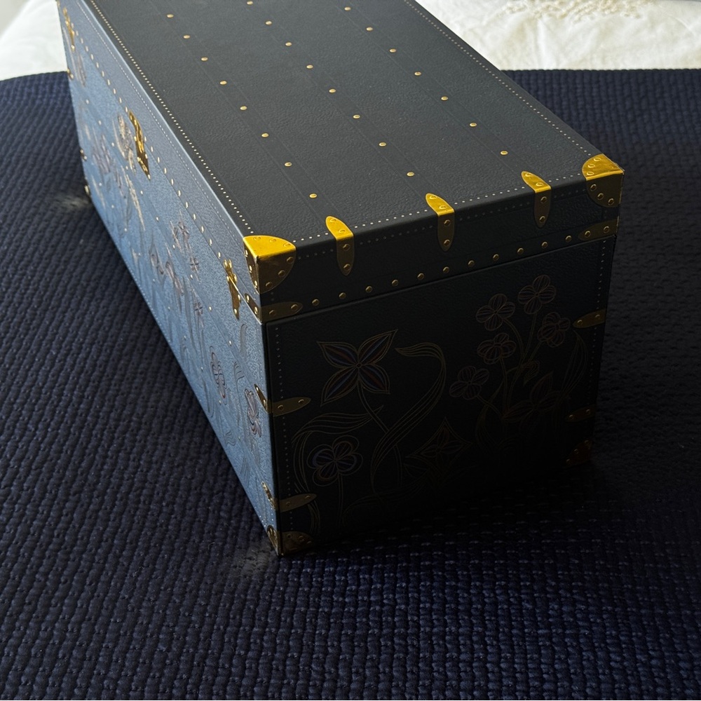 Louis Vuitton Navy and Gold Christmas calendar 2025 Box - Picture 4 of 7
